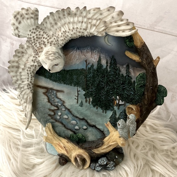 Snow Owl Resin Plate & Stand - Picture 3 of 13